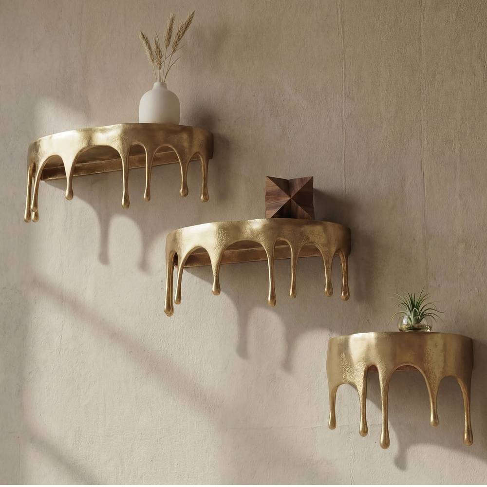 Goldene dreiteilige Alu Wandregale mit flüssigem Design für moderne Wohnbereiche – Maraga