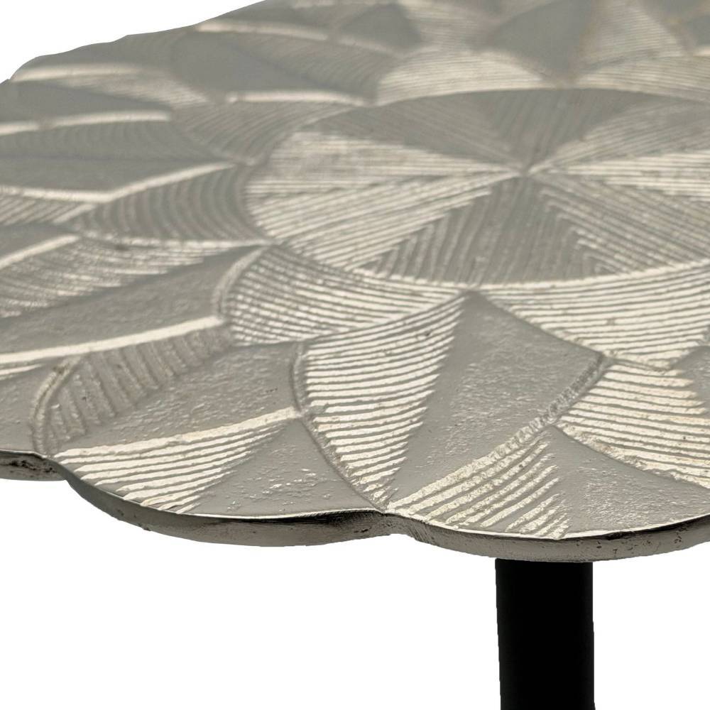 Silberne Metall-Tischplatte mit elegantem Blüten-Design und Wellenrand – Damrag