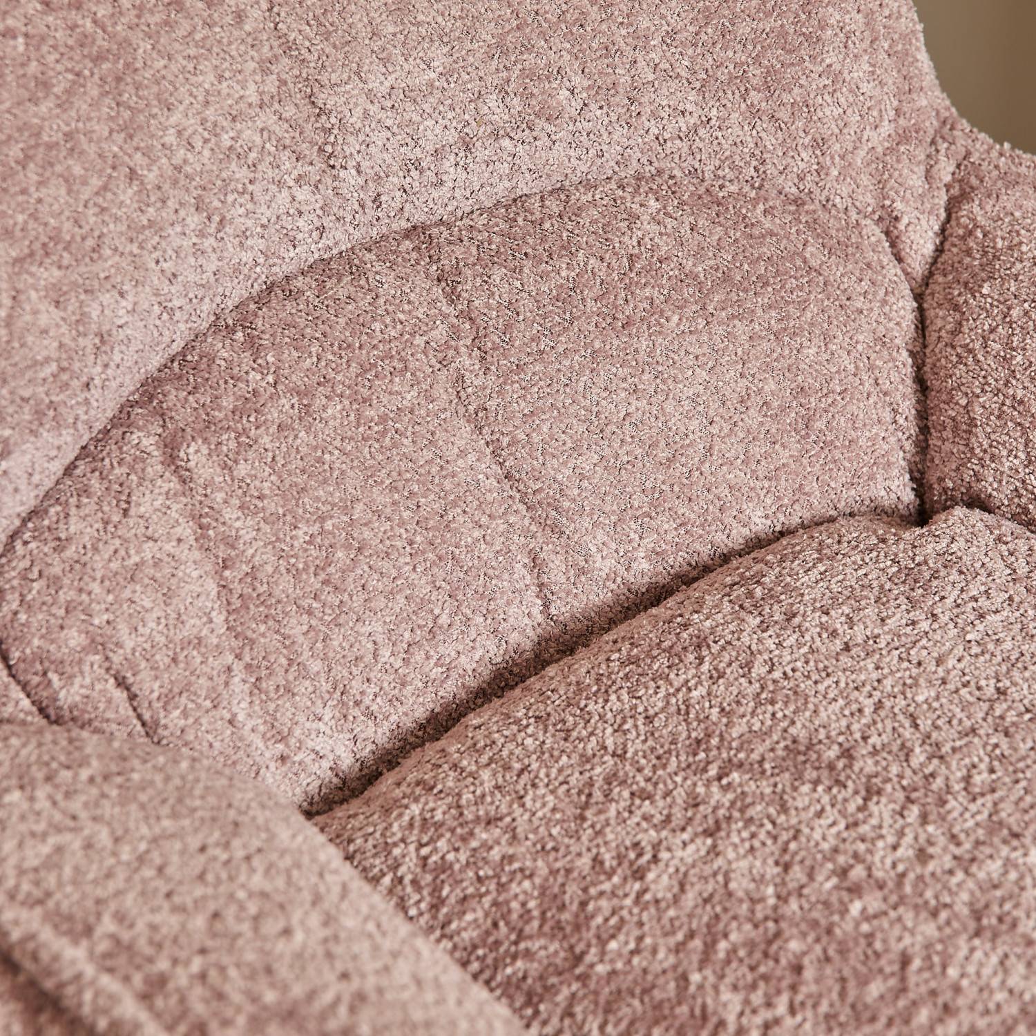 Detailansicht der weichen Textur des rosa Teddy-Stoffbezugs am Sessel – Lenessia