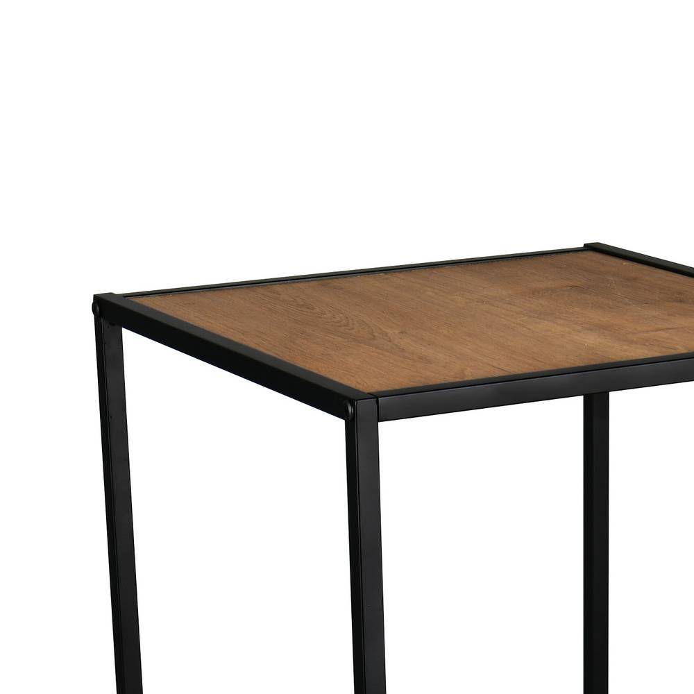 Holzoptik-Ablage und schwarzes Metallgestell vom offenen Regal – Alliya