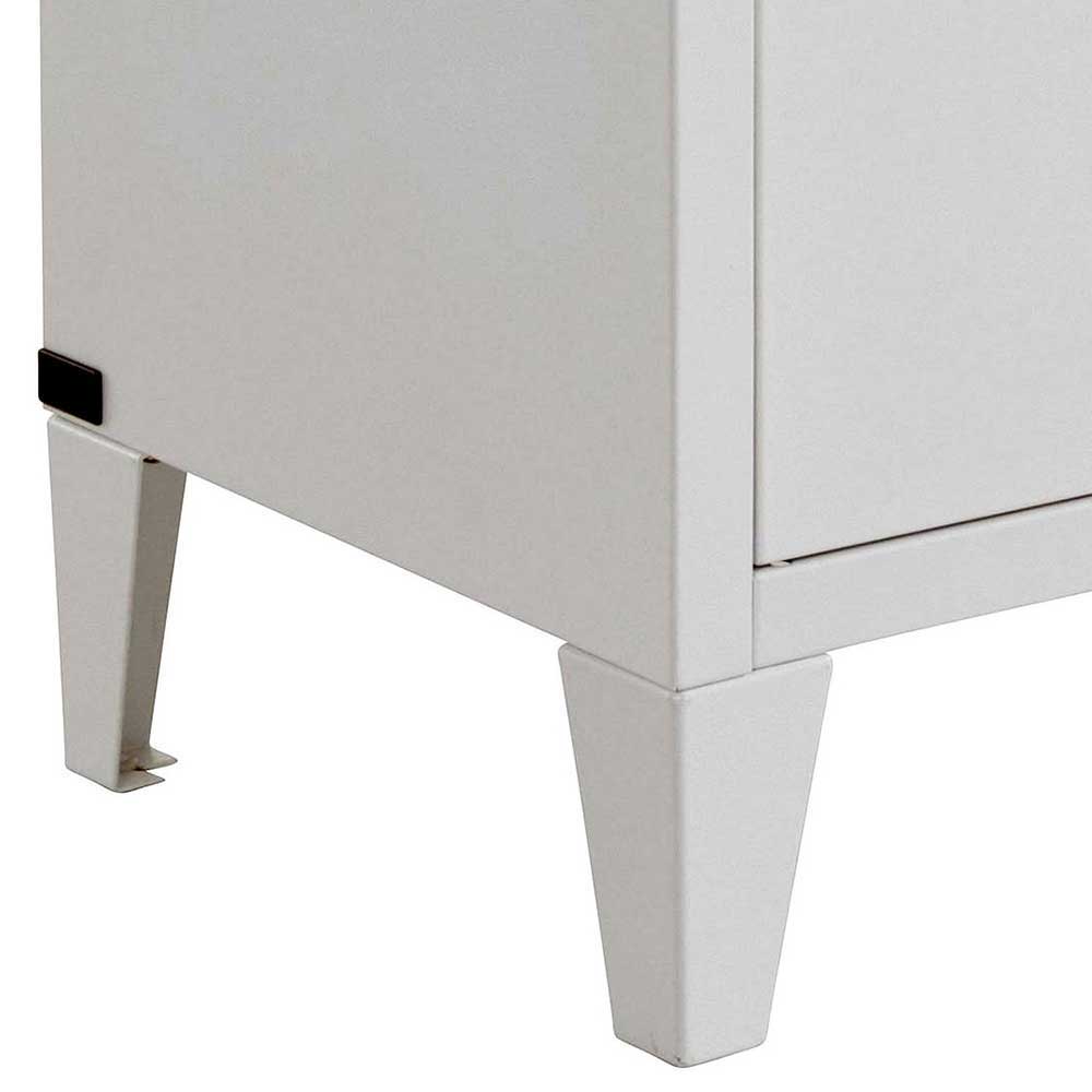 Schrankfüße des weißen Metallschranks im Spind-Design, stabile Konstruktion für festen Stand – Montpa