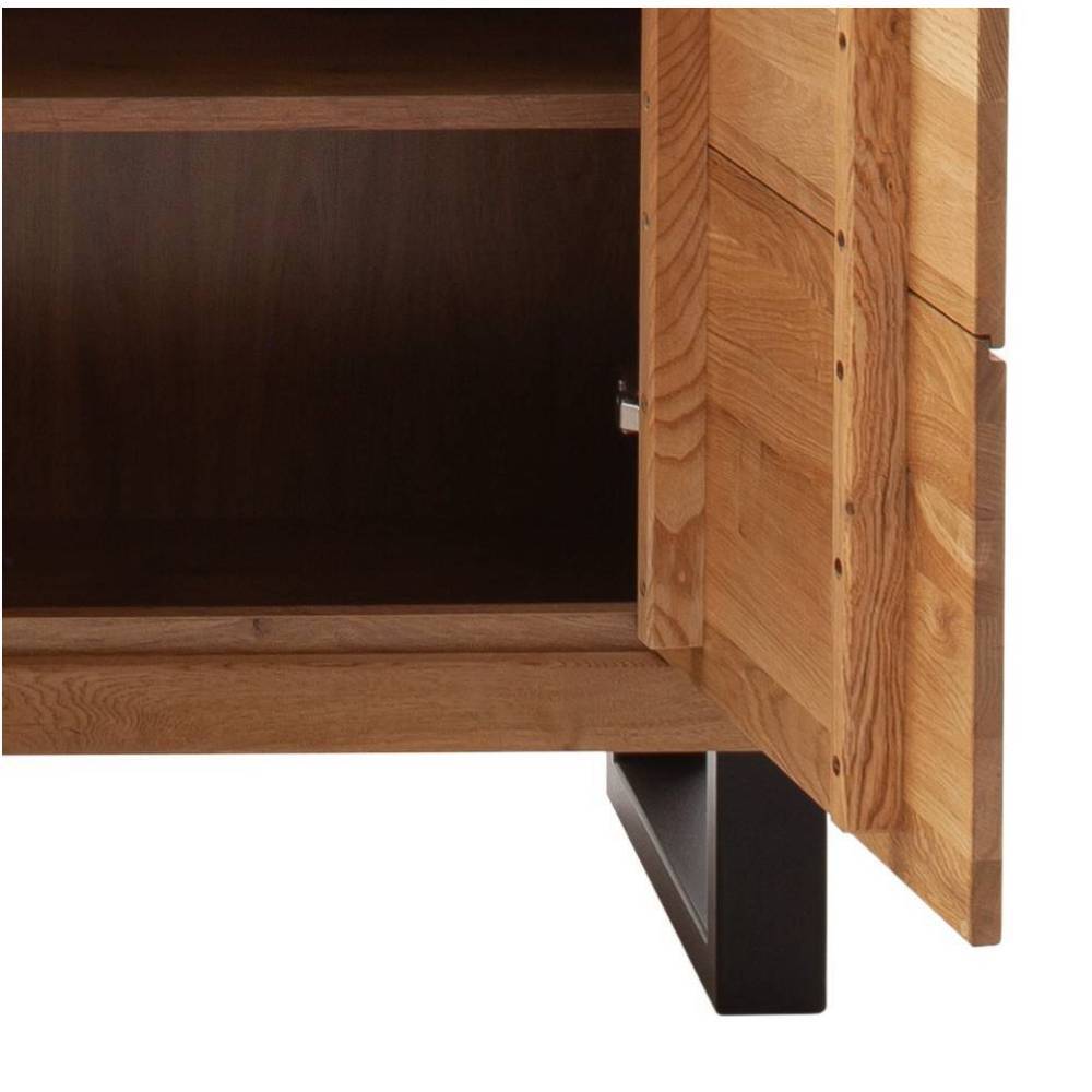 Geöffnete Holztür der Wildeiche Vitrine mit Blick auf das Innere und die Metallfüße – Scarlett