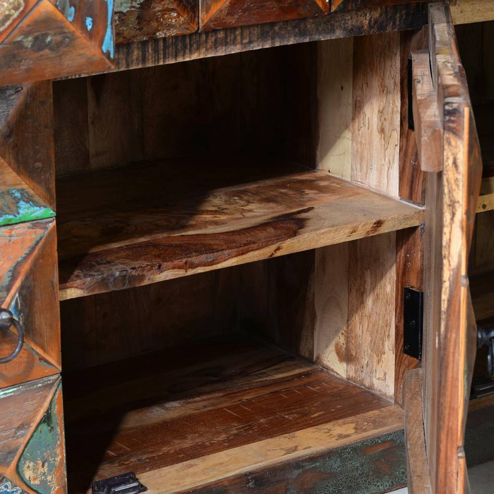 Innenansicht des Shabby Chic Sideboards aus Recyclingholz mit zwei praktischen Ablageflächen – Arona
