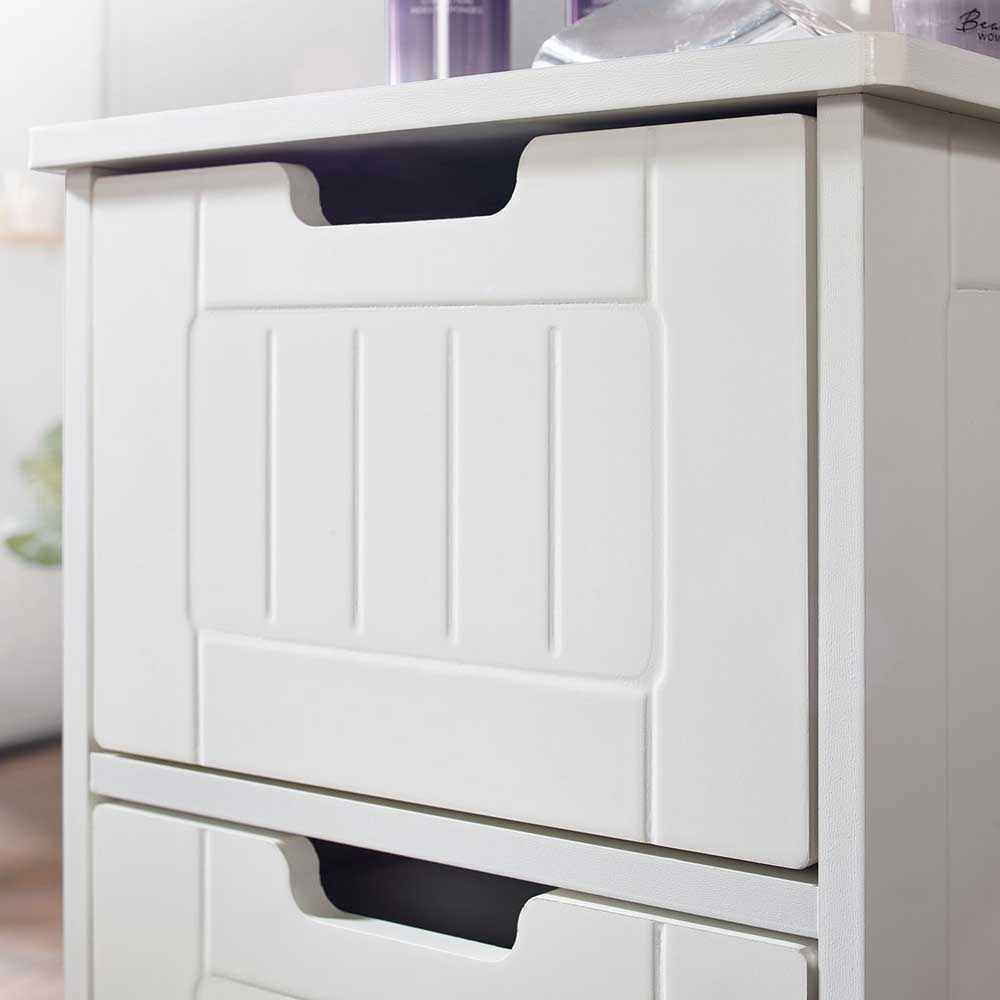 Detailansicht der oberen Schublade der weißen Kommode mit integriertem Griff im Landhausstil – Maja