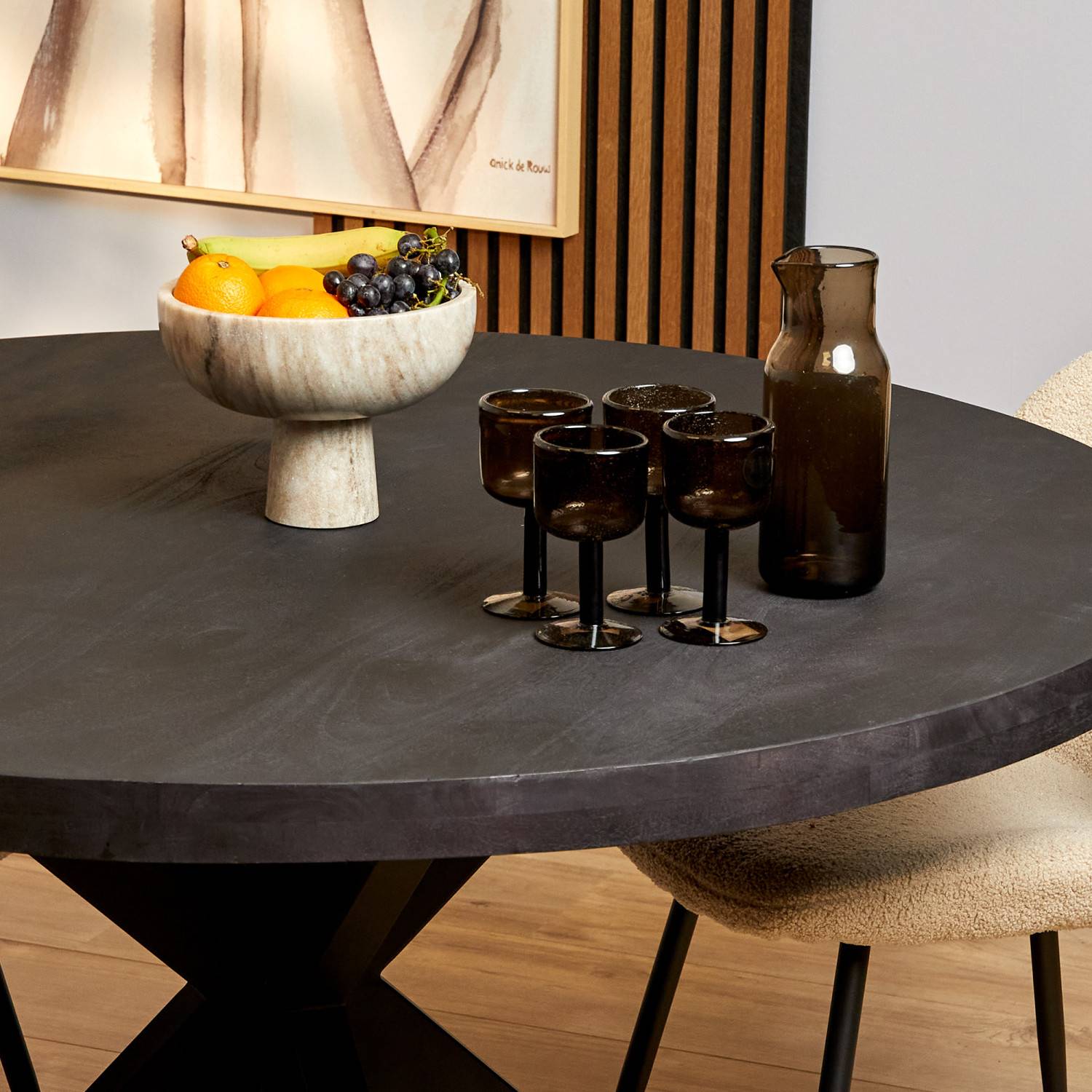 Runde dunkle Massivholz Esstischplatte im Industrie-Stil mit Obstschale und Gläsern – Spaninico