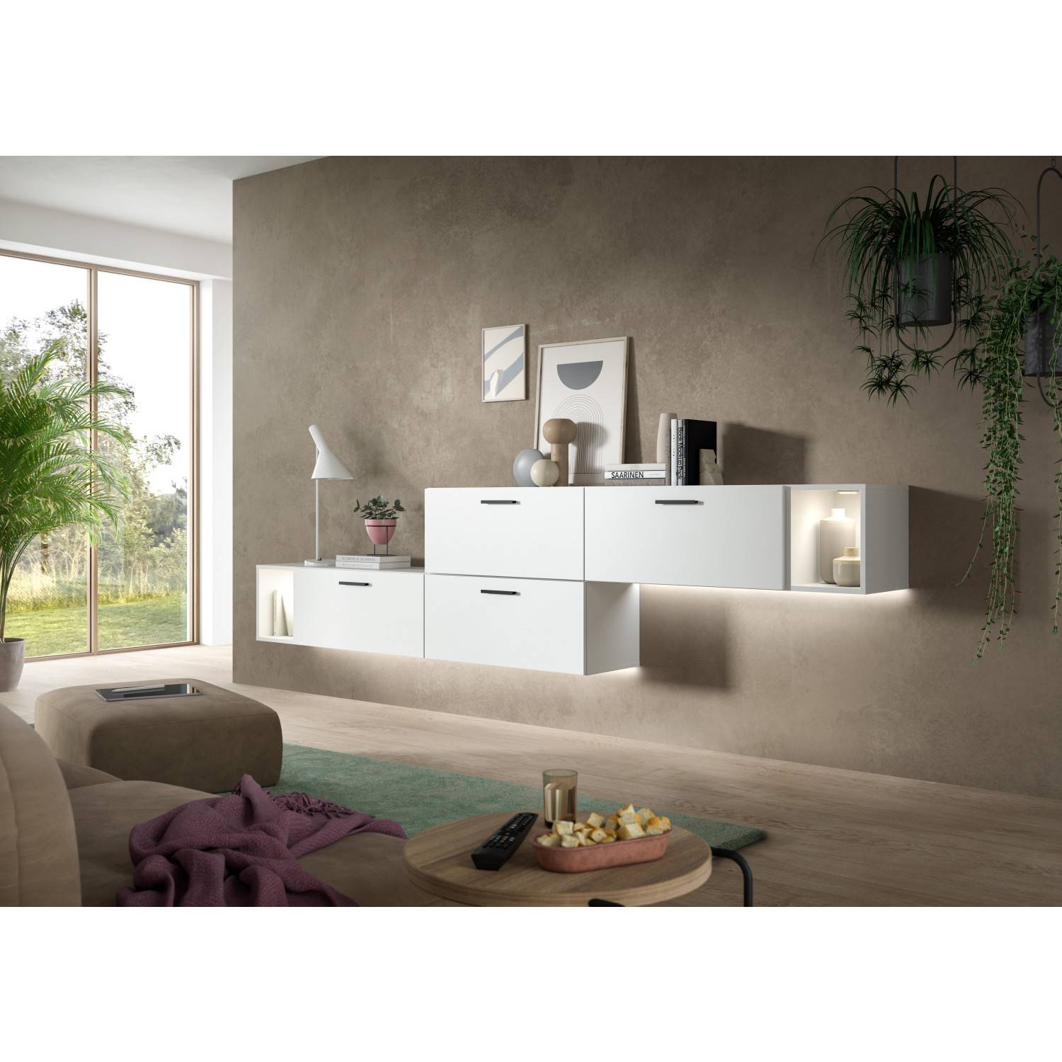 Moderne weiße Wohnwand mit hängenden Elementen im Wohnzimmer mit indirekter Beleuchtung – Actionsa