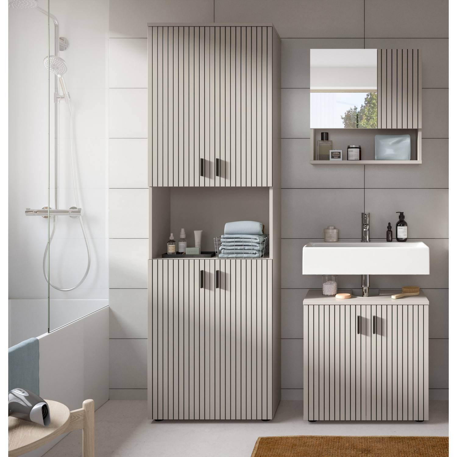 Beiges Badmöbelset mit Hochschrank, Spiegelschrank und Unterschrank in Lamellenoptik im Badezimmer – Loktos