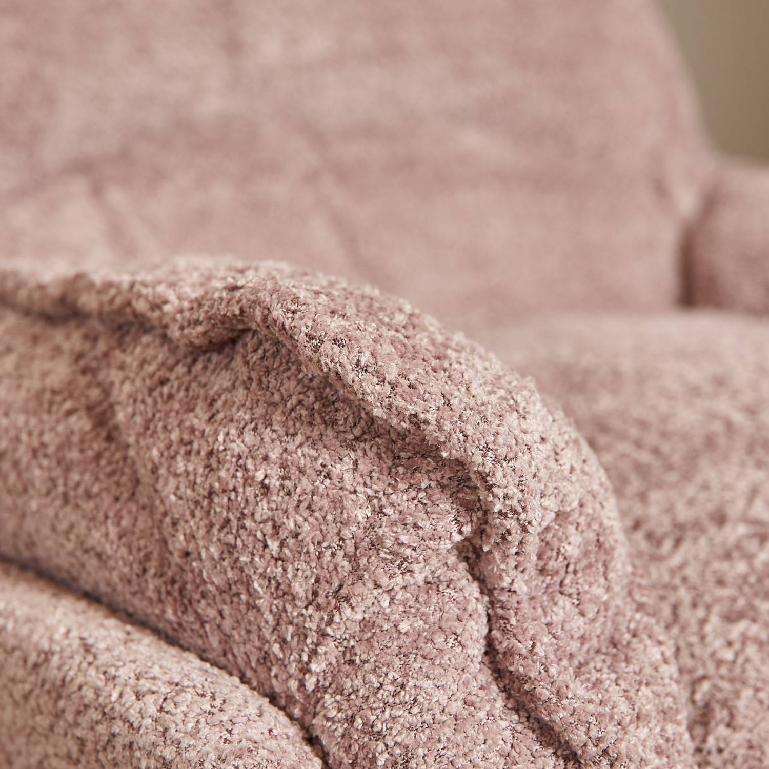 Nahaufnahme der Armlehne des rosa Komfortsessels mit flauschigem Teddy-Stoff – Lenessia