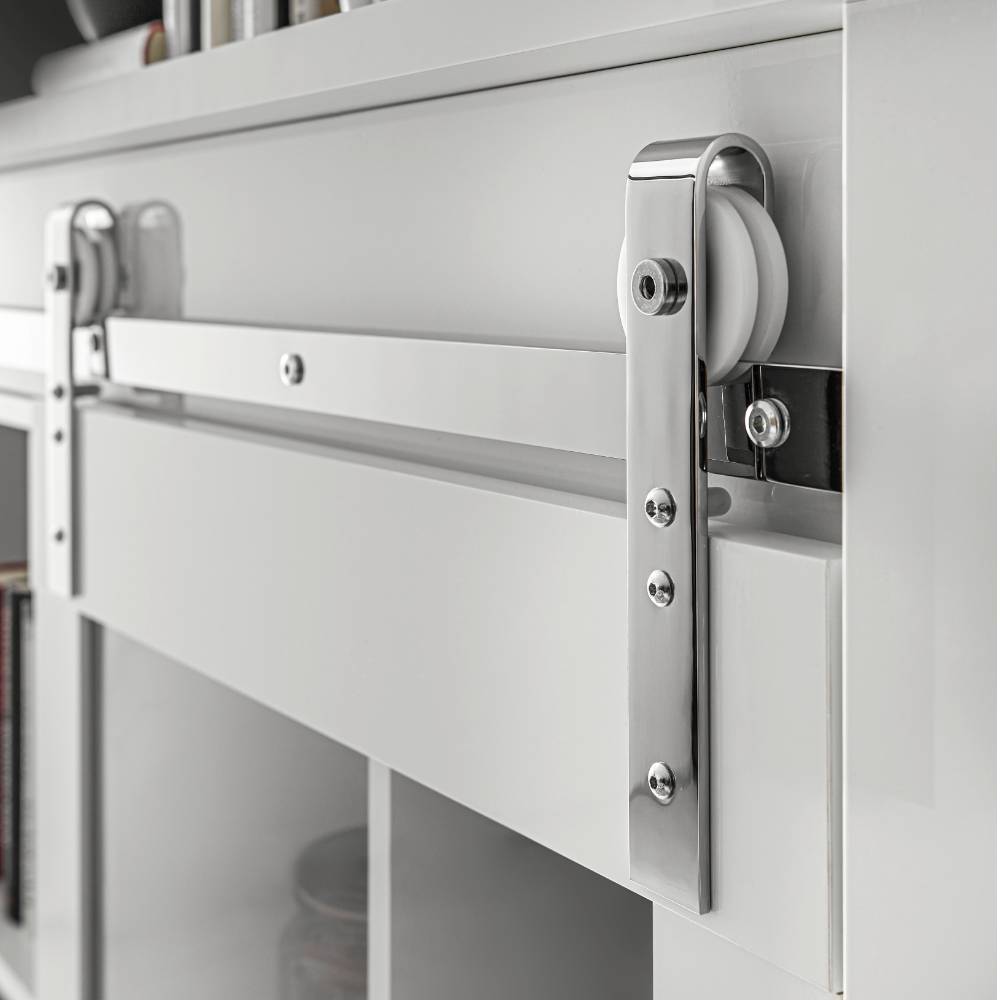 Robuste silberne Schiebetürschiene und Rolle am weißen Sideboard, Nahaufnahme der Mechanik – Memphys