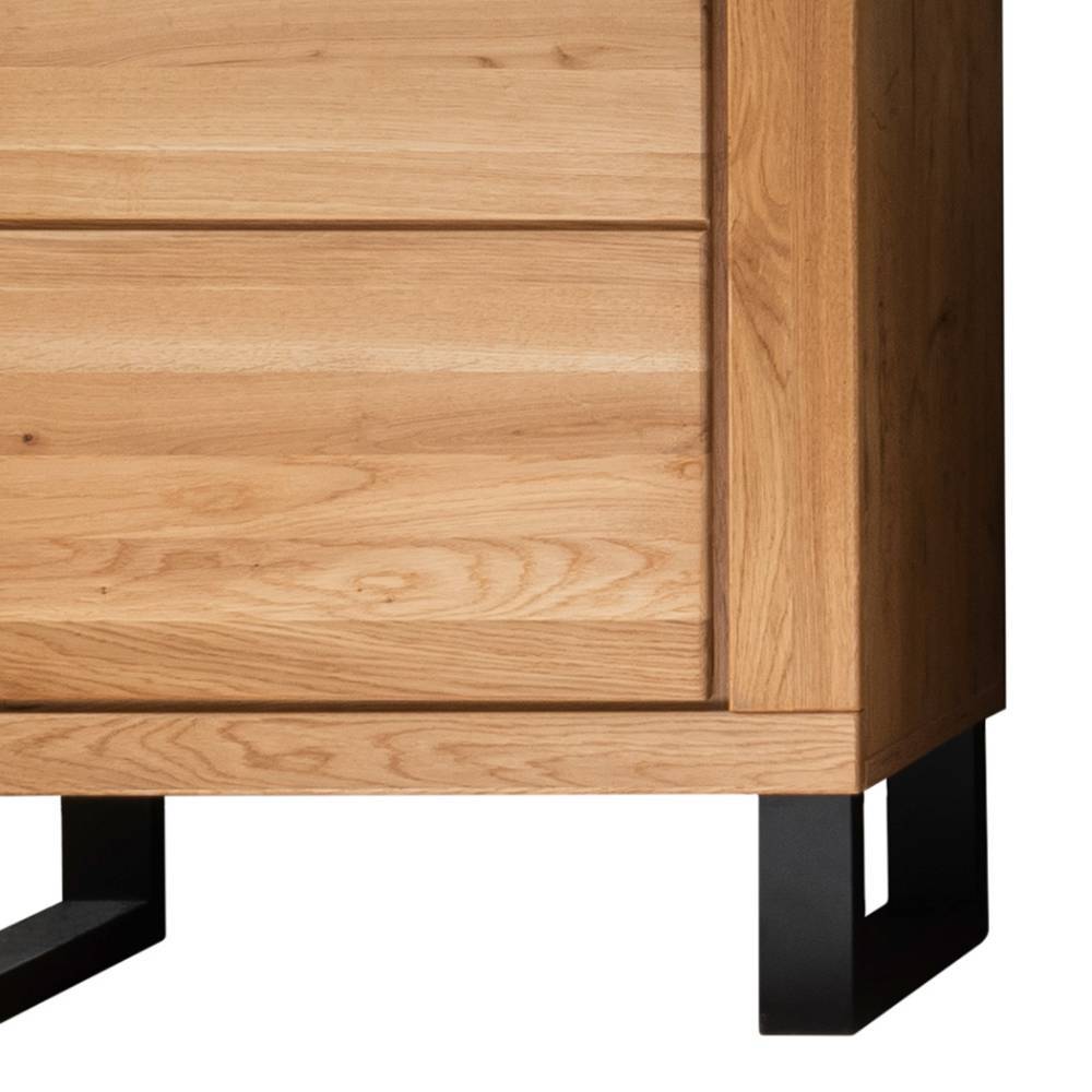 Unterer Bereich der Vitrine aus Wildeiche mit schwarzen Metallfüßen und Holzmaserung – Scarlett