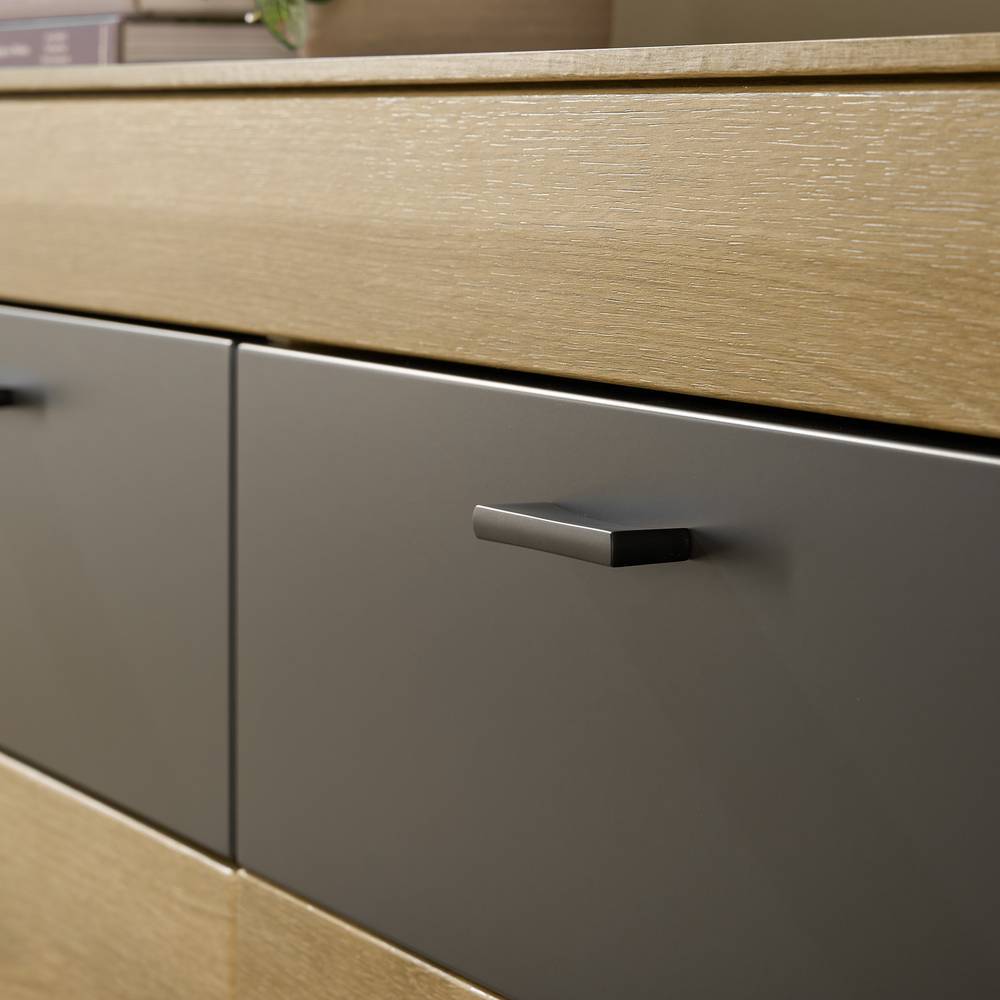 Detaillierte Ansicht der dunklen Schubladenfronten des Sideboards mit modernen Griffen – Addara