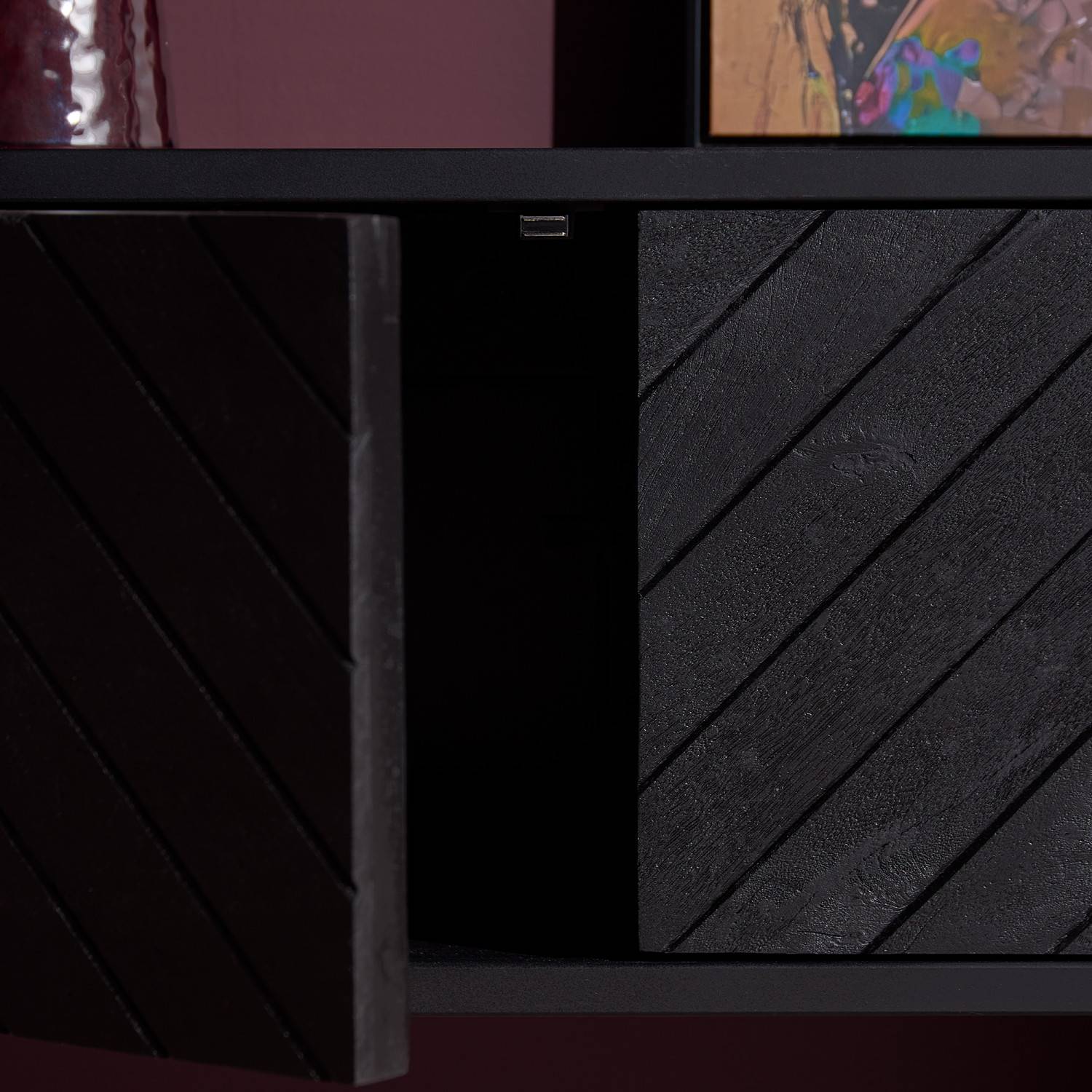 Schwarzes TV Lowboard mit geöffneter Tür, die das geräumige Stauraumfach zeigt – Lida