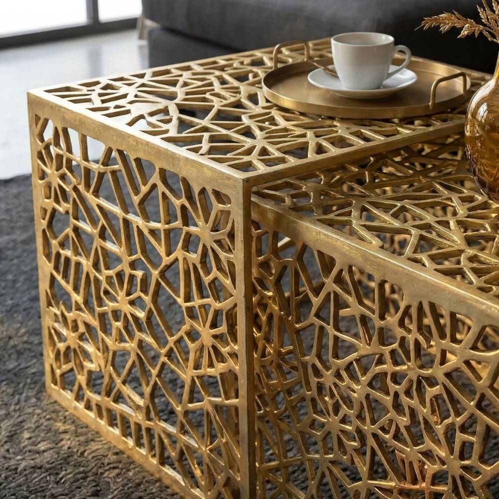 Goldener Aluminium Couchtisch Duo mit filigranem geometrischem Muster, detailreich und modern – Zentalim