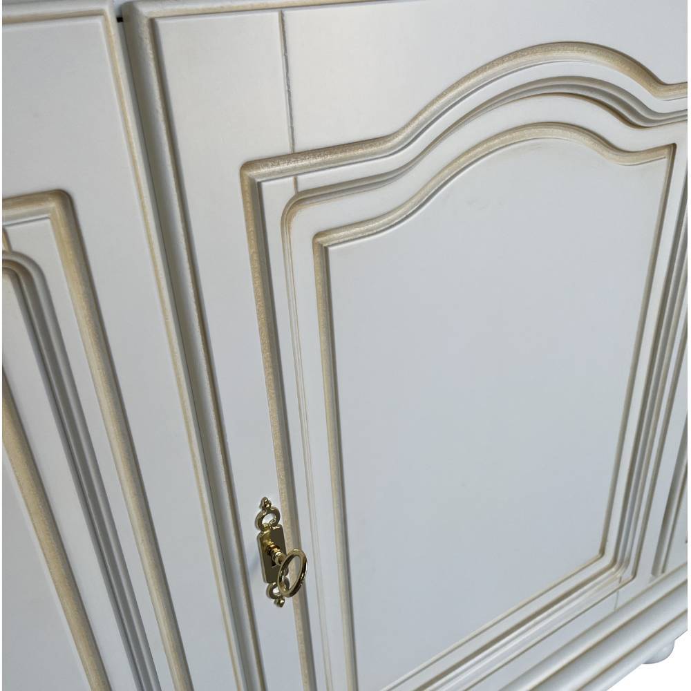 Antikweiße Schranktür des Sideboards mit goldfarbenen Zierleisten und elegantem goldenen Griff – Cognac