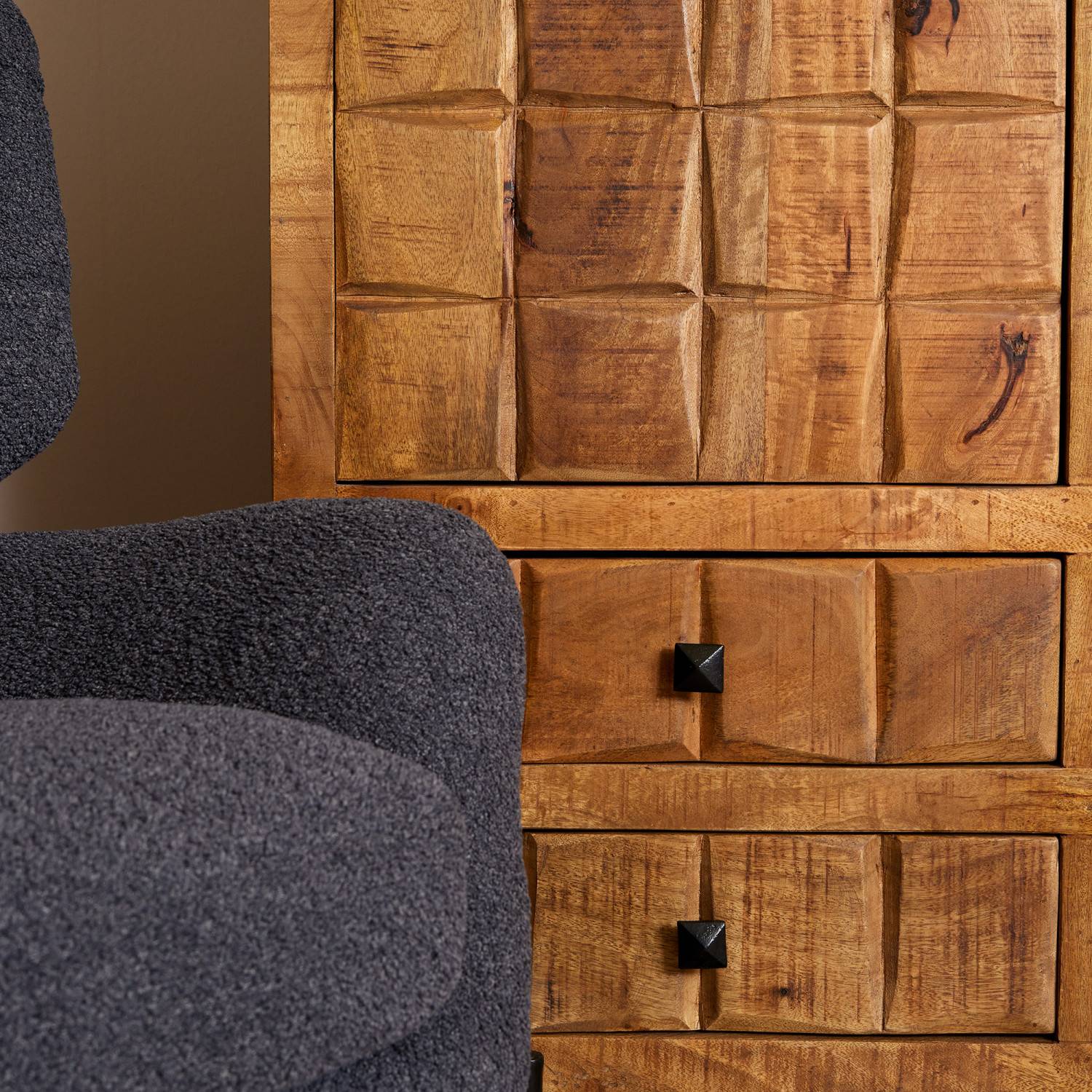 Detailansicht der geblockten Schubladenfronten aus Mangoholz mit schwarzen Griffen am Hochschrank – Laudion