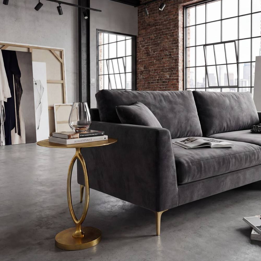 Goldener Aluminium Beistelltisch für das Wohnzimmer neben einem Sofa – Daroncas