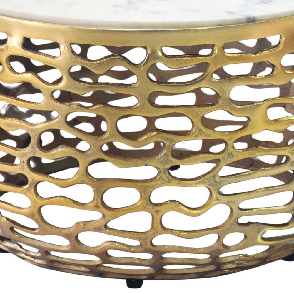 Goldfarbenes durchbrochenes Metallgestell des eleganten Wohnzimmertisches – Goyas