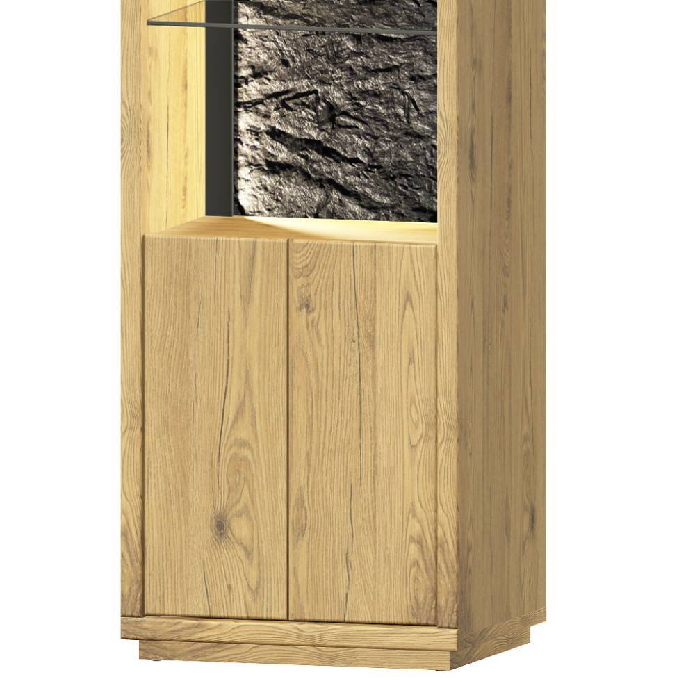 Detail der unteren Holztüren und des beleuchteten offenen Fachs mit Glasablagen der Vitrine – Friburgo