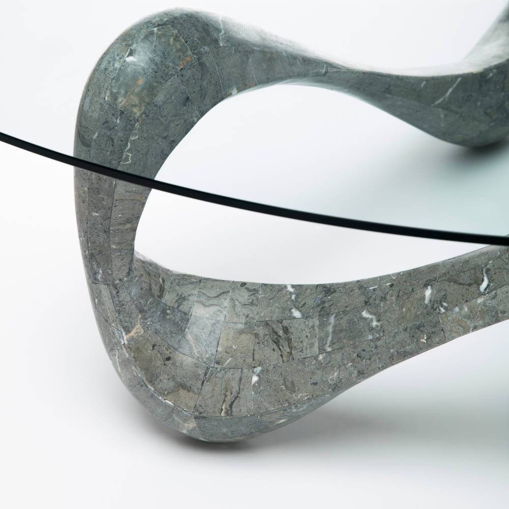 Geschwungener grauer Steinsockel des Design-Couchtisches mit gläserner Tischplatte – Same