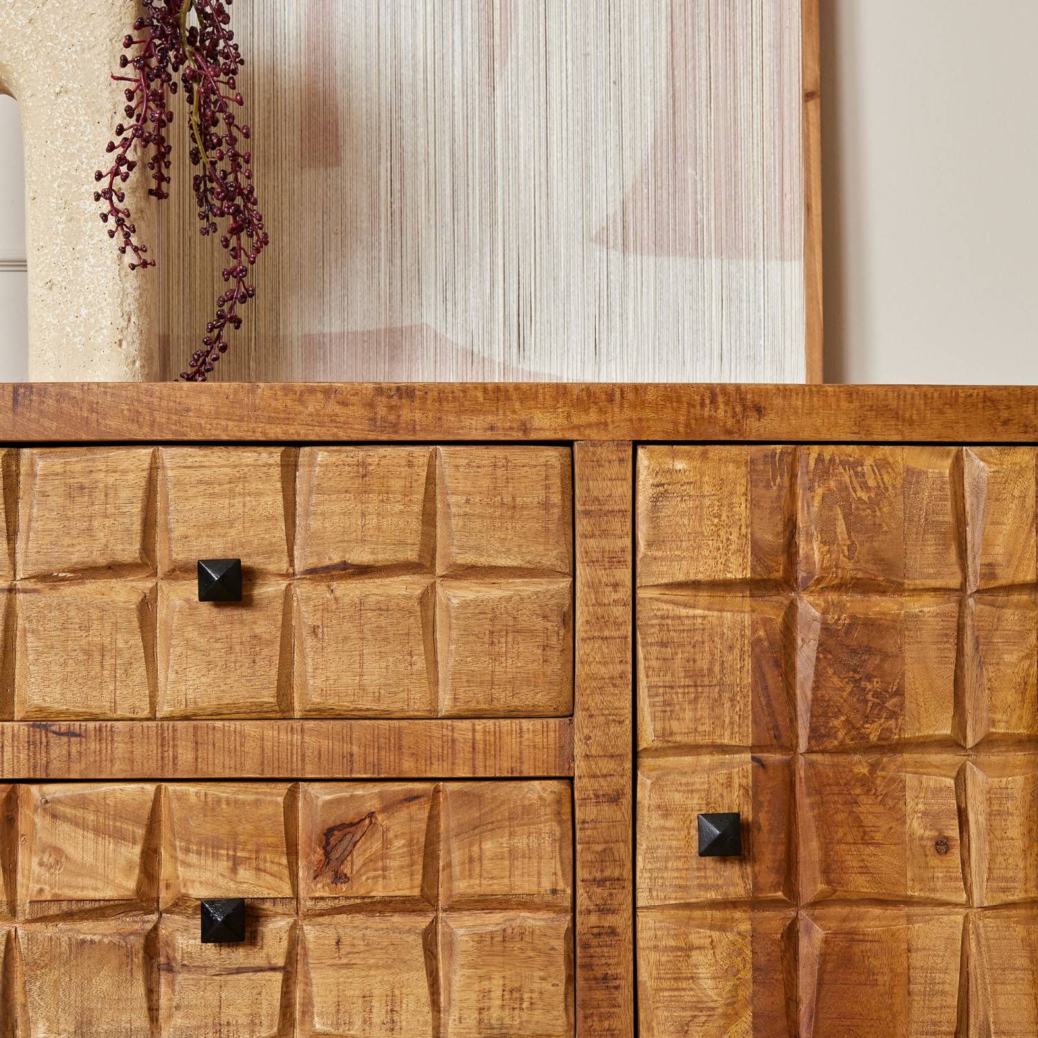 Detail der Kommode mit strukturierten Mangoholz-Schubladen und schwarzen quadratischen Griffen – Laudion