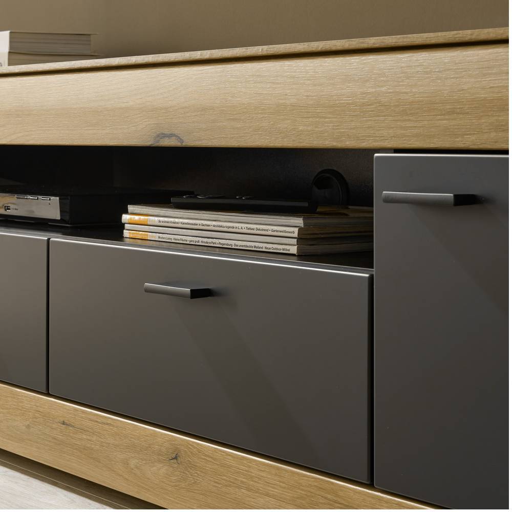 Detailansicht des TV-Sideboards mit offenen Fächern und Schubladen für Mediengeräte – Addara