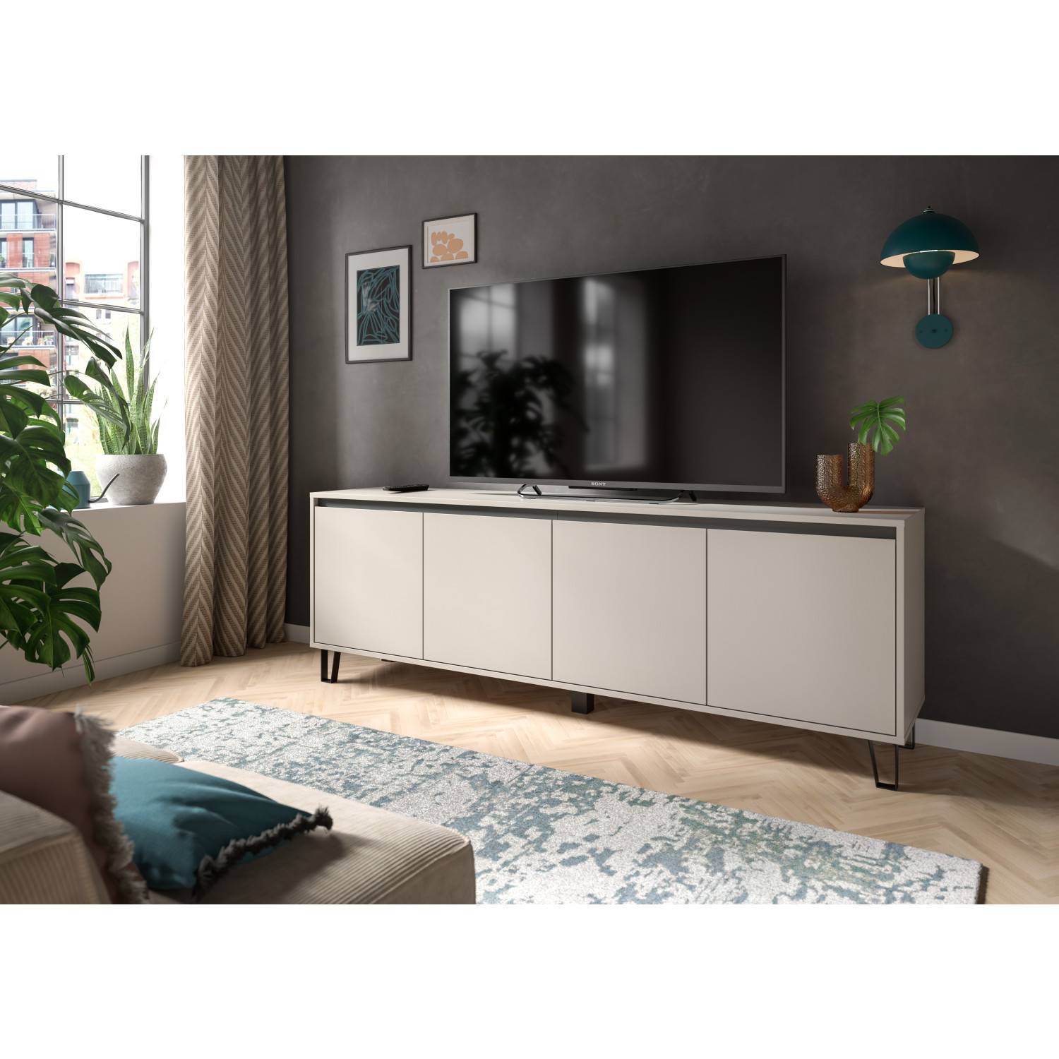 Modernes TV Lowboard in Beige mit vier geschlossenen Türen im Wohnzimmer – Binocra