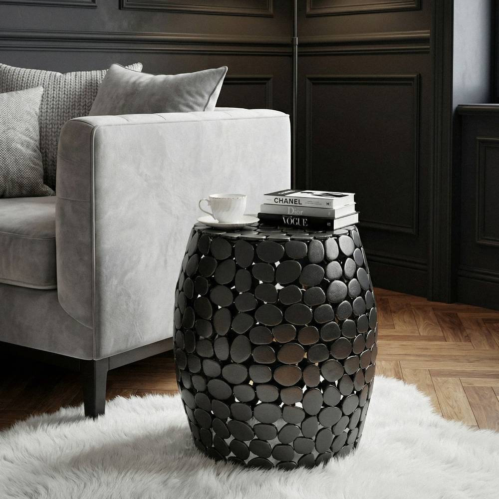 Schwarzer Aluminium Beistelltisch im Wohnzimmer als stilvolle Ablagefläche – Abitia